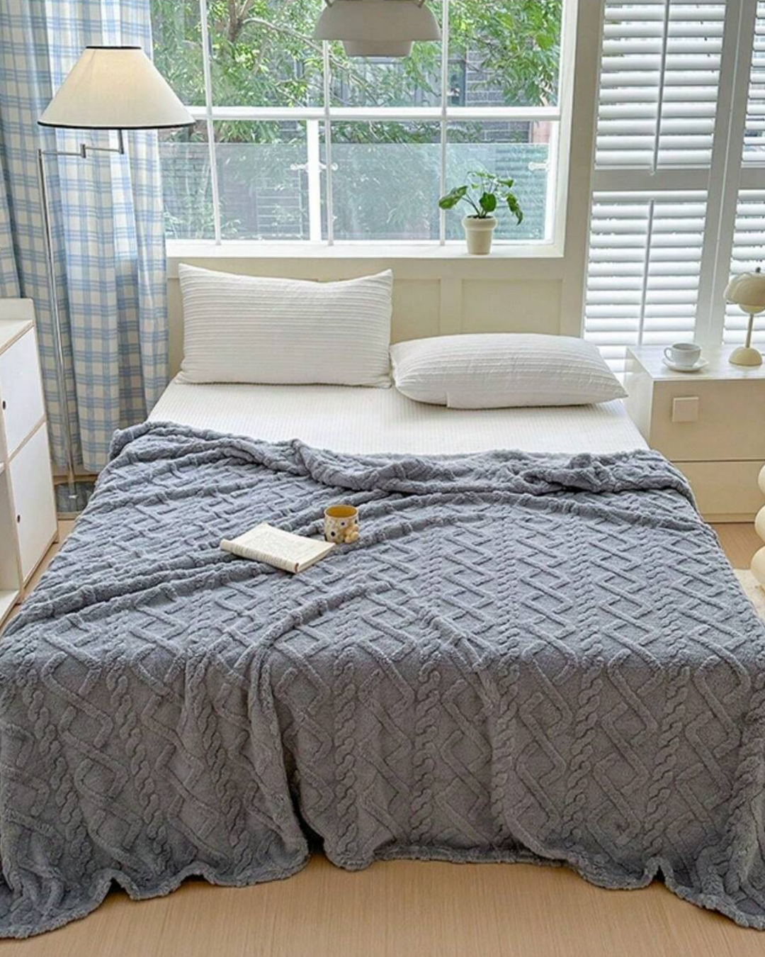 Ultra-Soft Textured Fleece Throw Blanket – Minimalist Bed & Sofa Decor