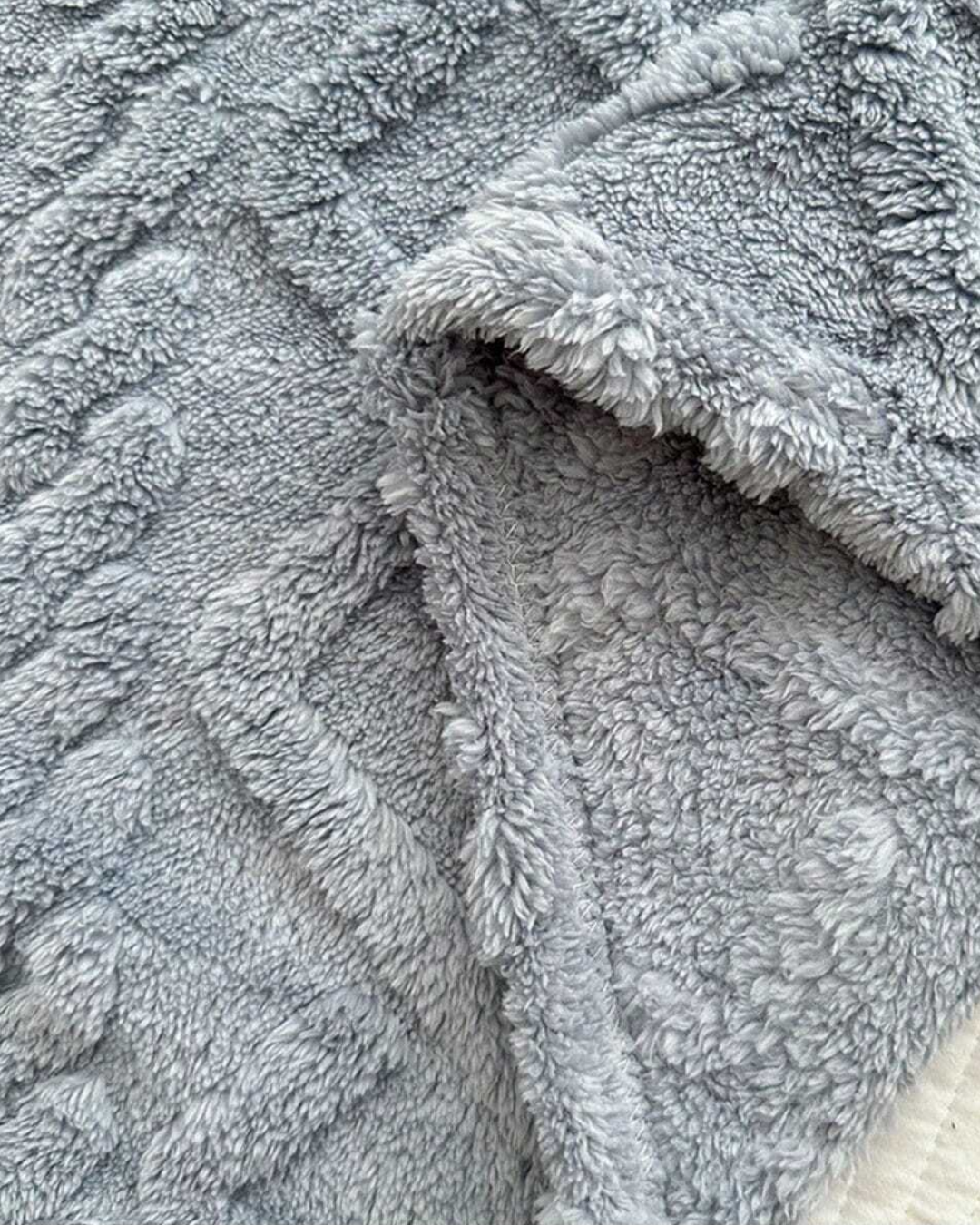 Ultra-Soft Textured Fleece Throw Blanket – Minimalist Bed & Sofa Decor