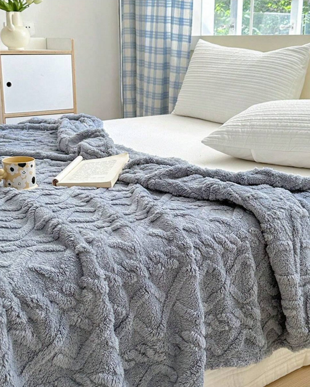 Ultra-Soft Textured Fleece Throw Blanket – Minimalist Bed & Sofa Decor