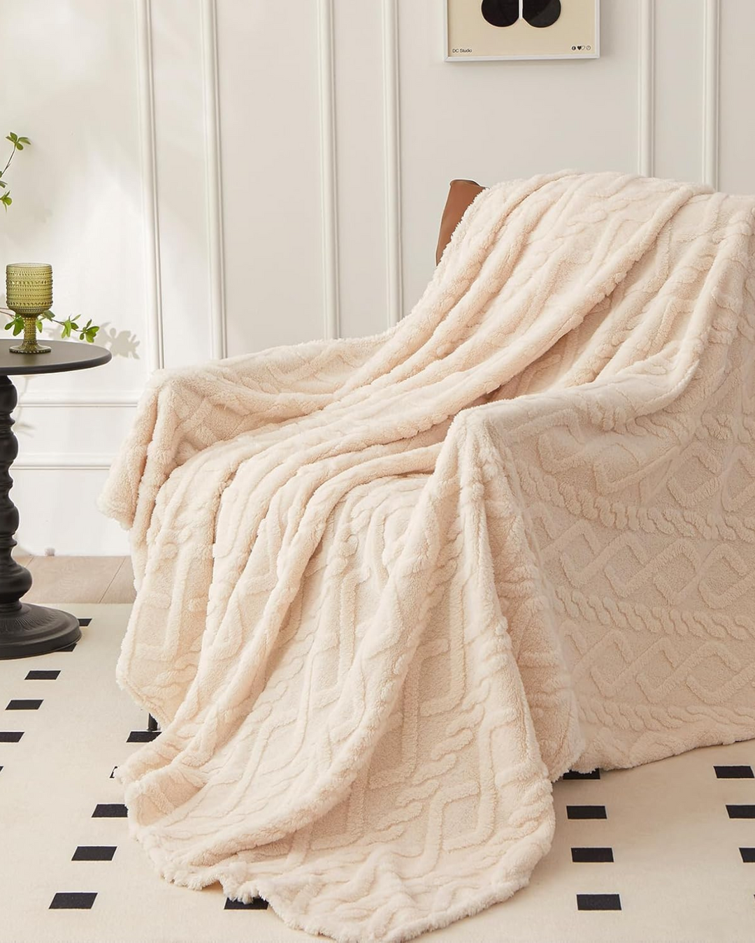 Ultra-Soft Textured Fleece Throw Blanket – Minimalist Bed & Sofa Decor