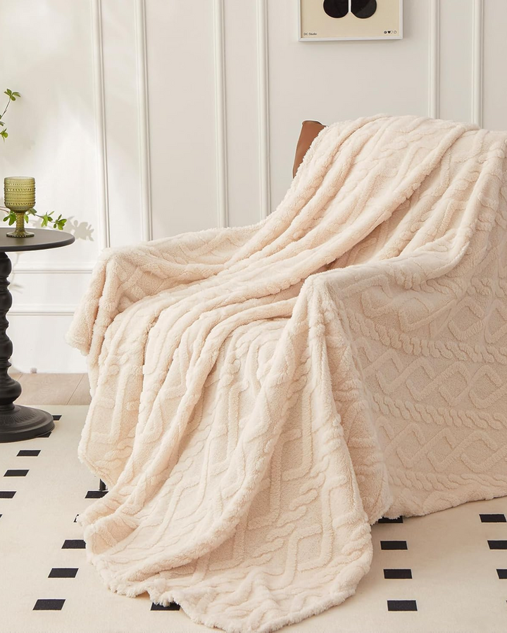 Ultra-Soft Textured Fleece Throw Blanket – Minimalist Bed & Sofa Decor