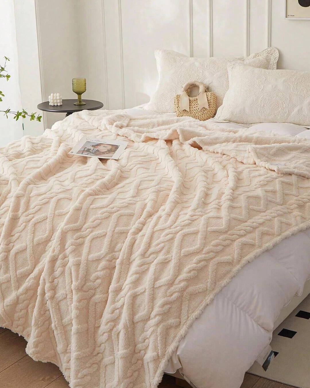 Ultra-Soft Textured Fleece Throw Blanket – Minimalist Bed & Sofa Decor